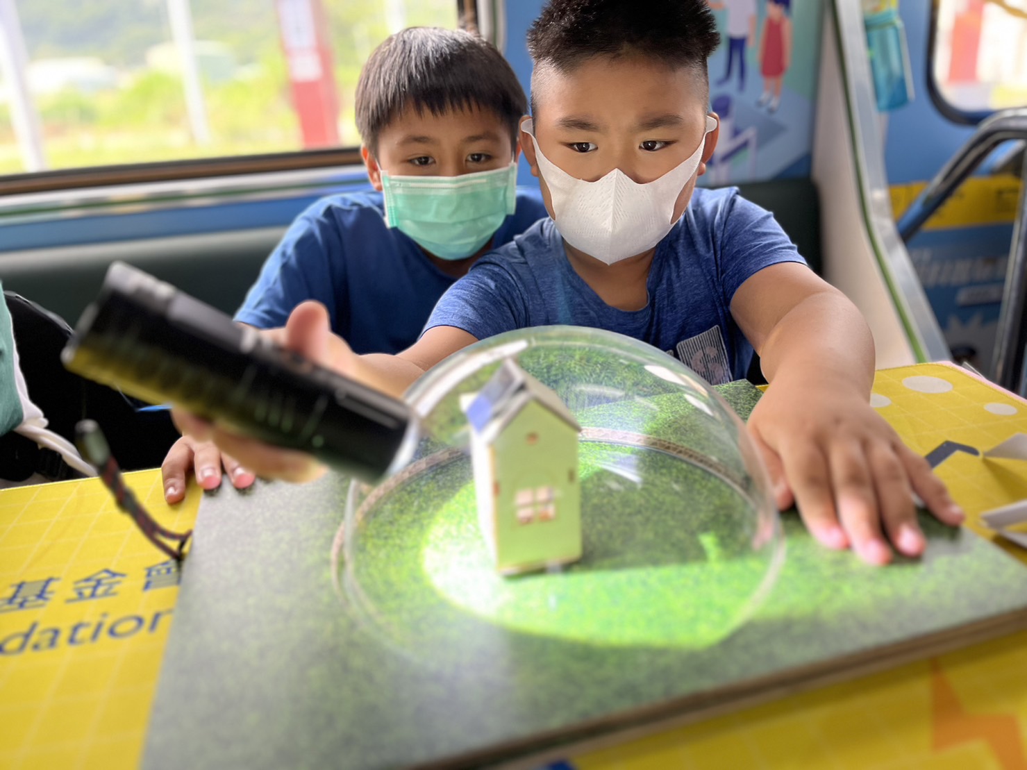 友達參與基礎科學主題車廂，以STEAM教學精神，設計「逐日科學家」、「太陽能工程師」以及「淨零建築師」三大能源科普課程和實驗