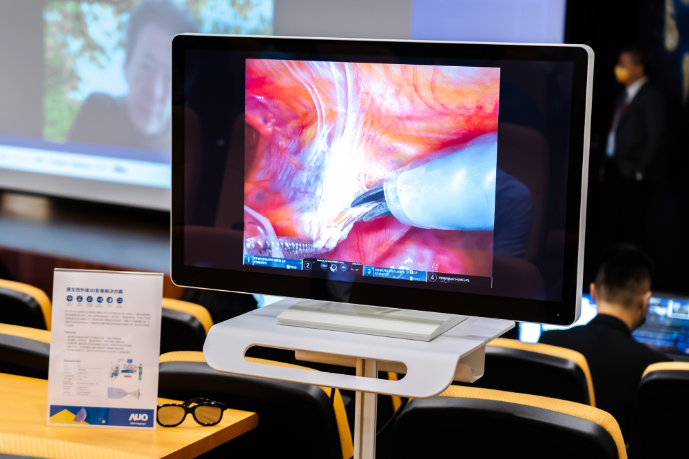 達擎於「國際大腸直腸外科論壇」中，成功導入達文西外接3D影像解決方案。透過達擎即時影像處理技術轉換為成1080p的高解析度畫質，將3D擬真畫面即時呈現於32吋4K 3D醫療顯示器