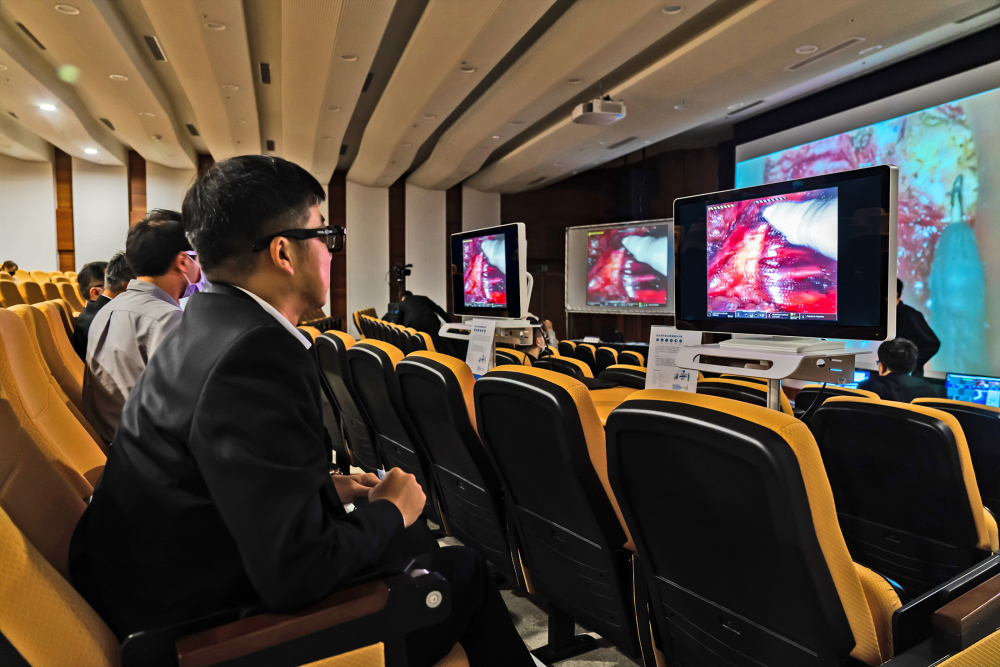 達擎之「達文西外接3D影像解決方案」，將達文西手術機器手臂的3D影像即時連線轉播，在會議室觀摩的醫師們只要戴上偏光眼鏡，就能與執刀醫師看到同步的3D立體影像，如臨操作台現場，縮短達文西手術的學習曲線