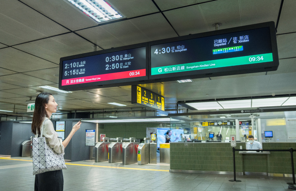 達擎TARTAN顯示器的特殊長條型比例非常適合空間與高度有限的大眾運輸場域應用，具備工業等級高品質、高亮度、高解析與高色彩飽和度等優勢，打造都會智能車站新風貌。