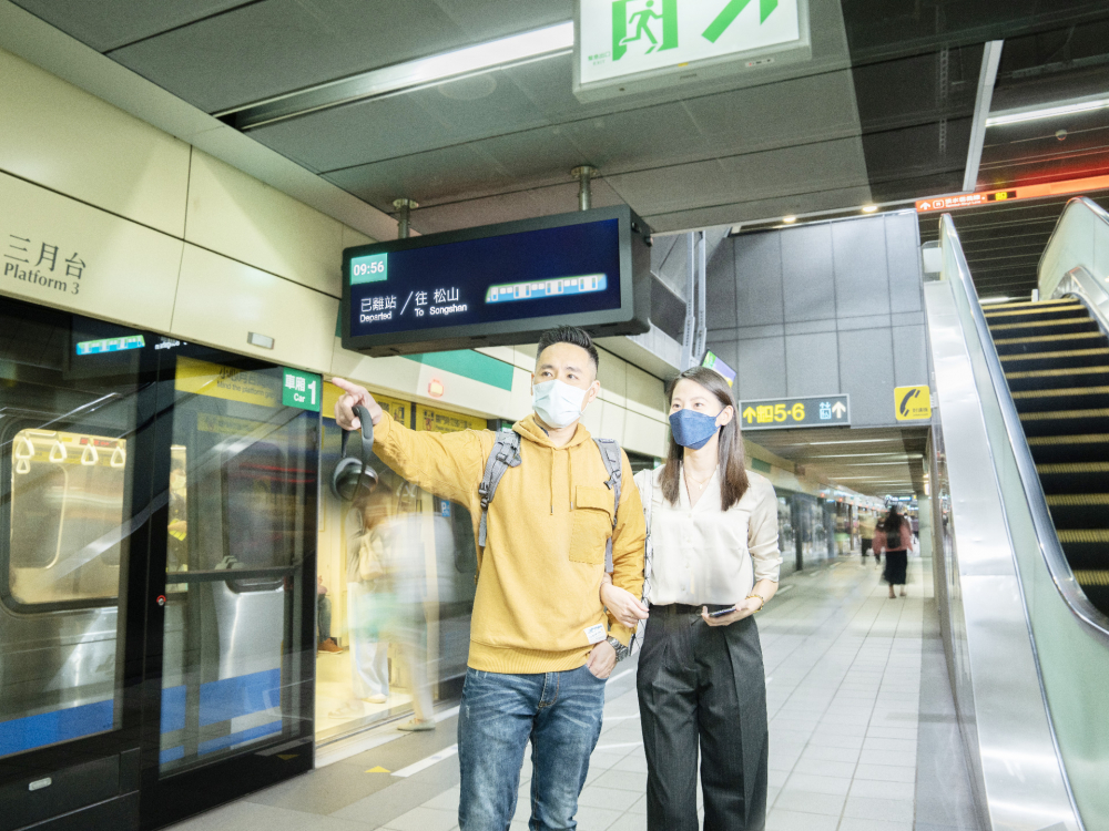 友達旗下達擎之客製化TARTAN顯示器，於台北捷運中山站亮相。以獨特長條型比例與高畫質特色，為台北捷運站帶來嶄新的都會車站風貌