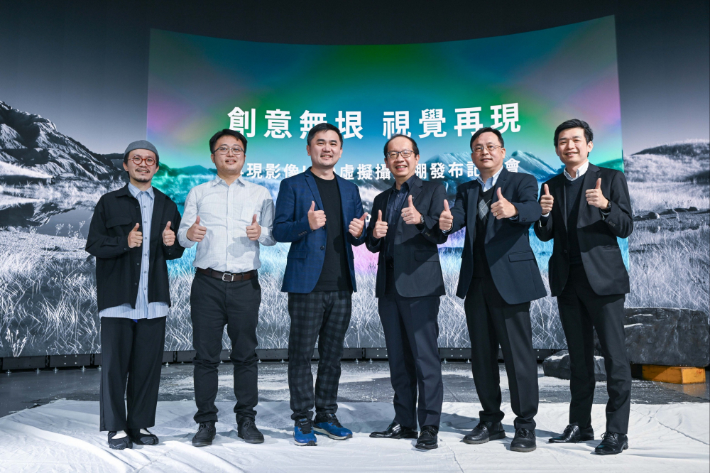 友達光電與再現影像攜手，於中影製片廠建置全台首座提供嶄新一站式整合服務的LED虛擬製作攝影棚（圖左至右：再現影像視覺總監郭憲聰、再現影像營運總監黃棨雋、再現影像藝術總監與導演紀柏舟、友達光電技術長廖唯倫、友達光電系統設計製造服務事業總部副總經理曾天龍、友達光電系統產品事業資深處長蘇聖倫）