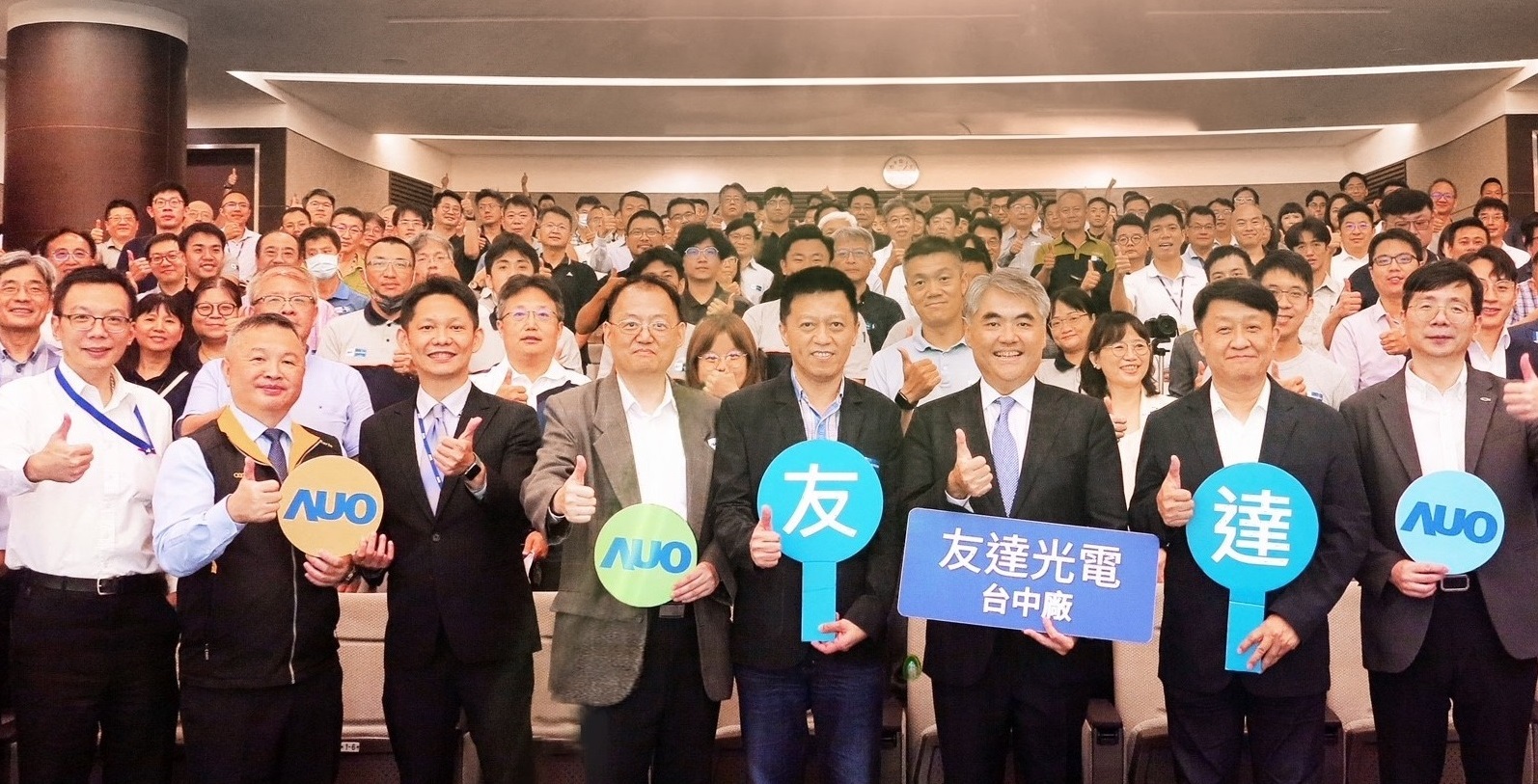 友達以太陽能解決方案領航者，跨足建築領域，4日在台中廠區舉辦「光電建築一體化研討會」，邀請產業先驅共同推動綠化，打造新一代智慧綠建築。