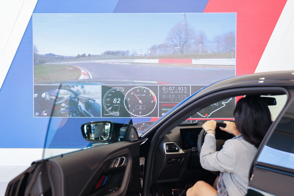 顧客按下虛擬Engine Start按鈕，啟動預選車款的引擎聲浪，螢幕同時呈現德國紐柏林賽道的試駕畫面，坐進車內一秒化身駕駛員馳騁奔騰