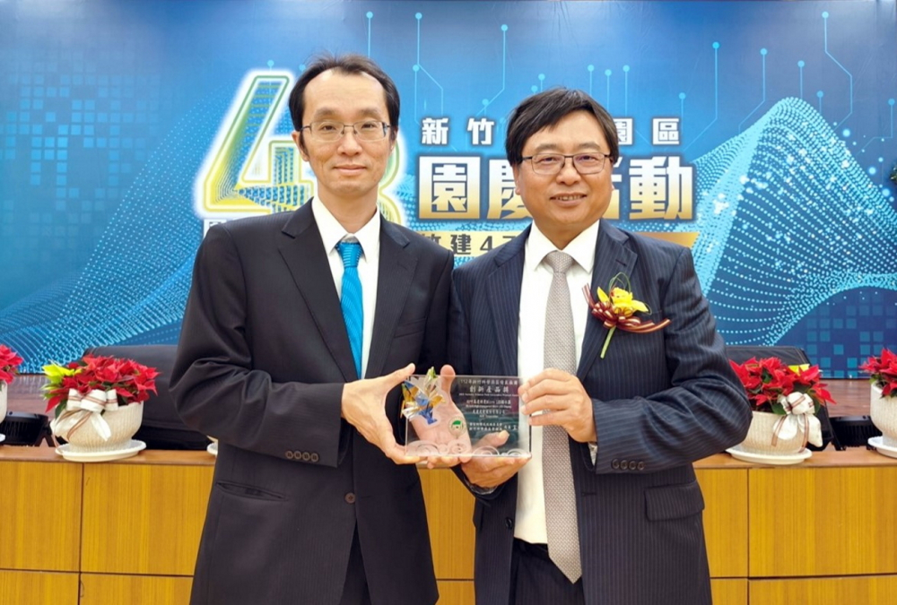 友達60吋高透明度Micro LED顯示器榮獲2023竹科創新產品獎，由友達光電顯示產品研發總部副總經理吳仰恩(左)代表領獎