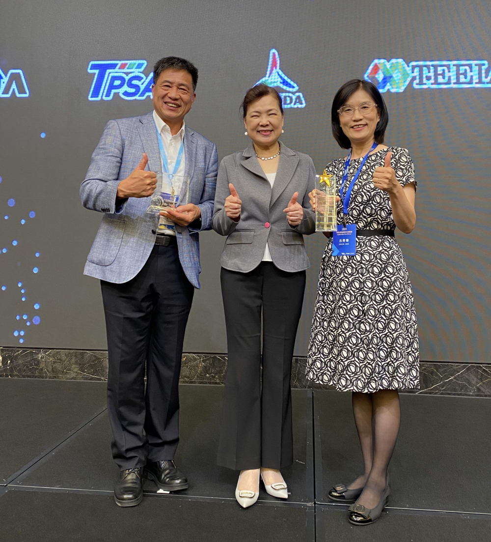 友達致力推動永續發展，於Touch Taiwan2024以3R策略貫穿Display、ESG展位實現綠色展覽目標之成果，Display展位獲綠色裝潢設計鑽質獎最高榮譽，ESG同獲金質獎殊榮。由經濟部長王美花（中）親自頒予友達光電董事長彭双浪（左）、友達光電永續長古秀華（右）